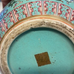 Un vase de forme bouteille en porcelaine de Chine famille rose à fond turquoise, marque de Qianlong, 19ème — photo 12