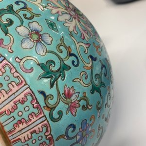 Un vase de forme bouteille en porcelaine de Chine famille rose à fond turquoise, marque de Qianlong, 19ème — photo 13