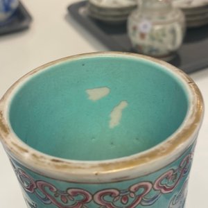 Un vase de forme bouteille en porcelaine de Chine famille rose à fond turquoise, marque de Qianlong, 19ème — photo 7