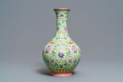Un vase de forme bouteille en porcelaine de Chine famille rose à fond vert citron, marque de Qianlong, République