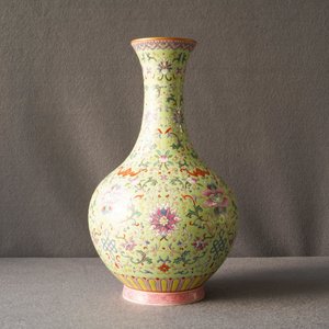 Un vase de forme bouteille en porcelaine de Chine famille rose à fond vert citron, marque de Qianlong, République — photo 14