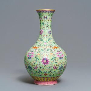 Un vase de forme bouteille en porcelaine de Chine famille rose à fond vert citron, marque de Qianlong, République — photo 3