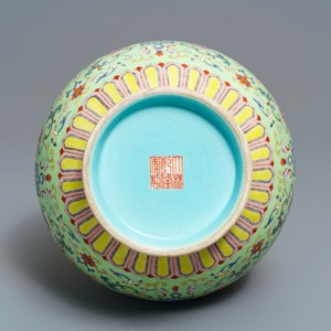 Un vase de forme bouteille en porcelaine de Chine famille rose à fond vert citron, marque de Qianlong, République — photo 9