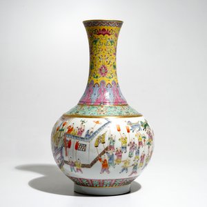 Un vase de forme bouteille en porcelaine de Chine famille rose, marque de Guangxu, 20ème — photo 4