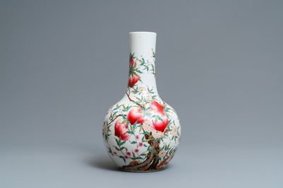 Un vase de forme bouteille en porcelaine de Chine famille rose, marque de Guangxu, 19/20ème