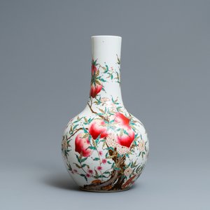 Un vase de forme bouteille en porcelaine de Chine famille rose, marque de Guangxu, 19/20ème — photo 1