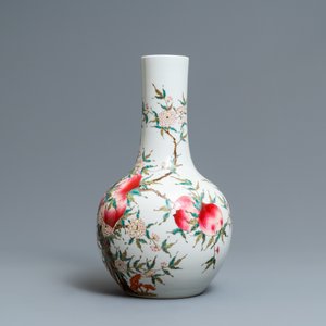 Un vase de forme bouteille en porcelaine de Chine famille rose, marque de Guangxu, 19/20ème — photo 4
