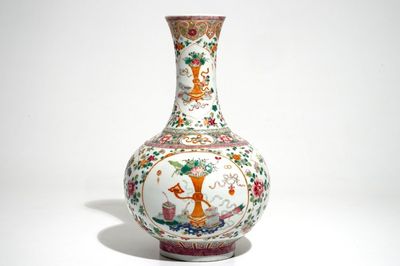 Un vase de forme bouteille en porcelaine de Chine famille rose, marque de Guangxu, 20ème