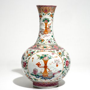 Un vase de forme bouteille en porcelaine de Chine famille rose, marque de Guangxu, 20ème — photo 3