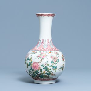 Un vase de forme bouteille en porcelaine de Chine famille rose, marque de Hongxian, République — photo 1