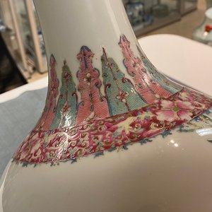 Un vase de forme bouteille en porcelaine de Chine famille rose, marque de Hongxian, République — photo 11