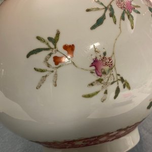 Un vase de forme bouteille en porcelaine de Chine famille rose, marque de Hongxian, République — photo 15