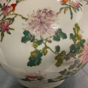 Un vase de forme bouteille en porcelaine de Chine famille rose, marque de Hongxian, République — photo 16