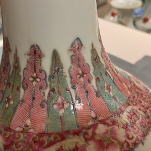 Un vase de forme bouteille en porcelaine de Chine famille rose, marque de Hongxian, République — photo 20