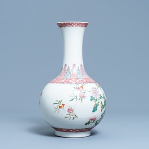 Un vase de forme bouteille en porcelaine de Chine famille rose, marque de Hongxian, République — photo 4