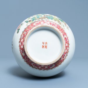 Un vase de forme bouteille en porcelaine de Chine famille rose, marque de Hongxian, République — photo 6