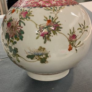Un vase de forme bouteille en porcelaine de Chine famille rose, marque de Hongxian, République — photo 8