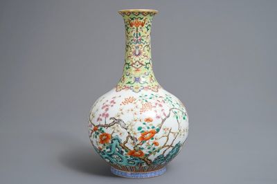 Un vase de forme bouteille en porcelaine de Chine famille rose, marque de Jiaqing, 19/20ème