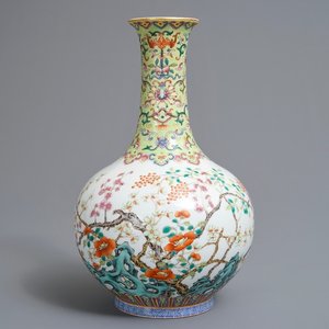 Un vase de forme bouteille en porcelaine de Chine famille rose, marque de Jiaqing, 19/20ème — photo 1