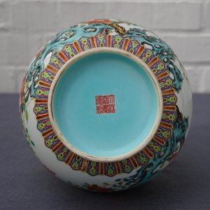 Un vase de forme bouteille en porcelaine de Chine famille rose, marque de Jiaqing, 19/20ème — photo 11
