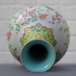 Un vase de forme bouteille en porcelaine de Chine famille rose, marque de Jiaqing, 19/20ème — photo 12