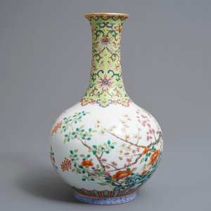 Un vase de forme bouteille en porcelaine de Chine famille rose, marque de Jiaqing, 19/20ème — photo 2