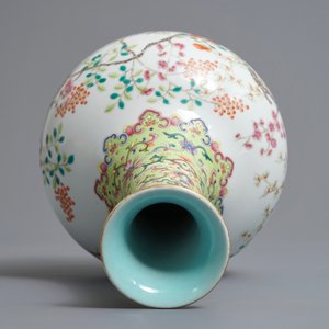 Un vase de forme bouteille en porcelaine de Chine famille rose, marque de Jiaqing, 19/20ème — photo 6