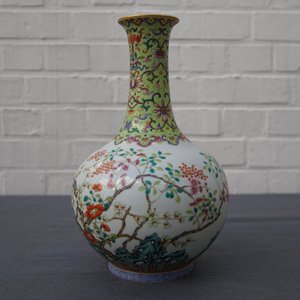 Un vase de forme bouteille en porcelaine de Chine famille rose, marque de Jiaqing, 19/20ème — photo 8