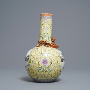 Un vase de forme bouteille en porcelaine de Chine famille rose, marque de Qianlong, République — photo 2