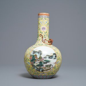 Un vase de forme bouteille en porcelaine de Chine famille rose, marque de Qianlong, République — photo 3