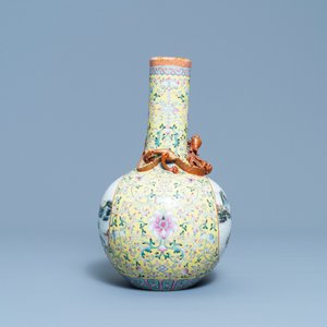 Un vase de forme bouteille en porcelaine de Chine famille rose, marque de Qianlong, République — photo 2