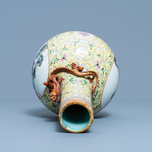 Un vase de forme bouteille en porcelaine de Chine famille rose, marque de Qianlong, République — photo 5