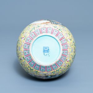 Un vase de forme bouteille en porcelaine de Chine famille rose, marque de Qianlong, République — photo 6