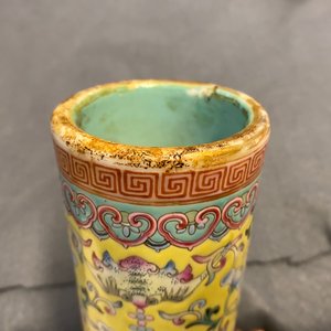 Un vase de forme bouteille en porcelaine de Chine famille rose, marque de Qianlong, République — photo 7