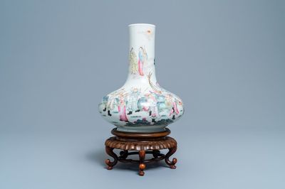Un vase de forme bouteille en porcelaine de Chine famille rose, marque de Qianlong, République