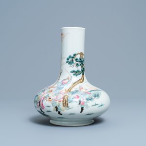 Un vase de forme bouteille en porcelaine de Chine famille rose, marque de Qianlong, République — photo 3