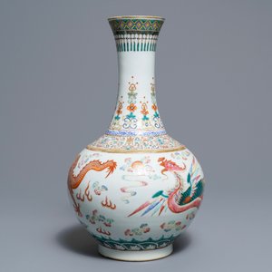 Un vase de forme bouteille en porcelaine de Chine famille rose, marque et époque de Guangxu — photo 4