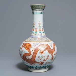 Un vase de forme bouteille en porcelaine de Chine famille rose, marque et époque de Guangxu — photo 1