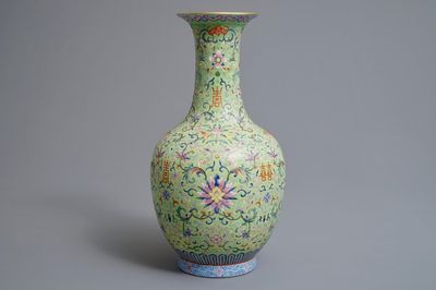 Un vase de forme bouteille en porcelaine de Chine famille rose, marque et époque de Jiaqing