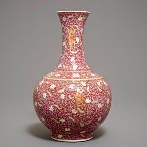 Un vase de forme bouteille en porcelaine de Chine famille rose sur fond rouge rubis, marque de Qianlong, 19/20ème — photo 2