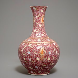 Un vase de forme bouteille en porcelaine de Chine famille rose sur fond rouge rubis, marque de Qianlong, 19/20ème — photo 4