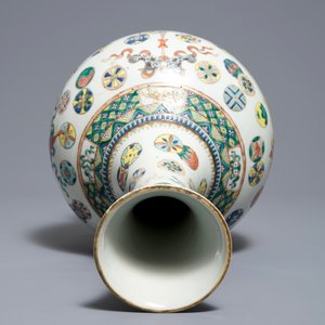 Un vase de forme bouteille en porcelaine de Chine famille rose sur socle en bronze, 19ème — photo 6