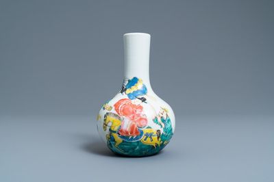 Un vase de forme bouteille en porcelaine de Chine famille rose, Yongzheng