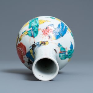 Un vase de forme bouteille en porcelaine de Chine famille rose, Yongzheng — photo 5
