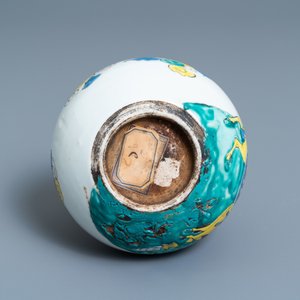 Un vase de forme bouteille en porcelaine de Chine famille rose, Yongzheng — photo 6