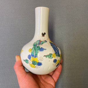 Un vase de forme bouteille en porcelaine de Chine famille rose, Yongzheng — photo 8