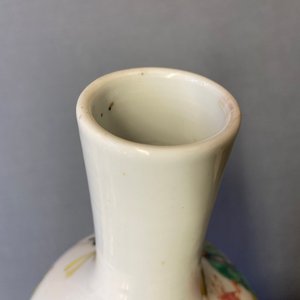 Un vase de forme bouteille en porcelaine de Chine famille rose, Yongzheng — photo 9