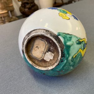 Un vase de forme bouteille en porcelaine de Chine famille rose, Yongzheng — photo 10