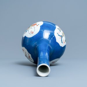 Un vase de forme bouteille en porcelaine de Chine famille verte à fond bleu poudré, Kangxi — photo 5
