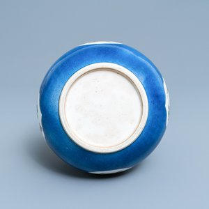 Un vase de forme bouteille en porcelaine de Chine famille verte à fond bleu poudré, Kangxi — photo 6